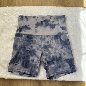 Lululemon 6" Align Biker Short- Size 6. Blue tie-dye